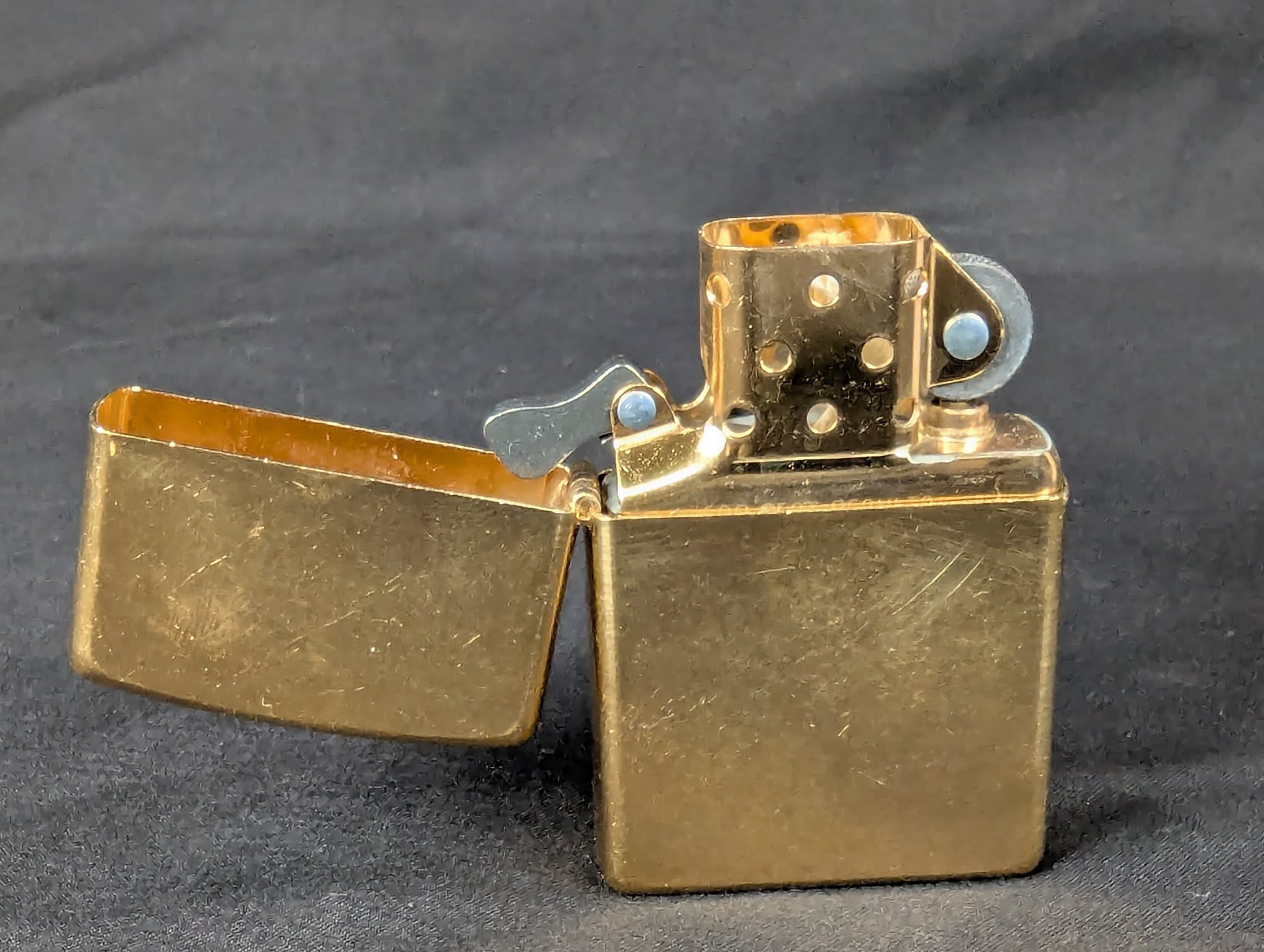 2002 Zippo Windproof Lighter Solid Brass Finish Marlboro Display Case Collector - Image 5