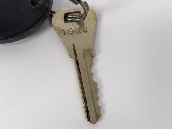 Hyatt Kingsgate Sydney Hotel Room Key Tag Vintage Plastic Fob Weiser Metal Key