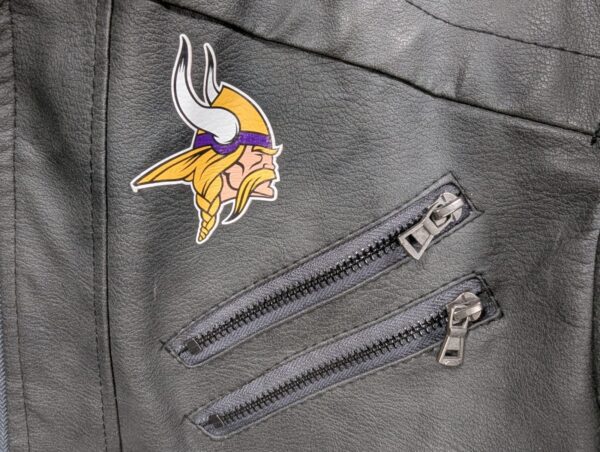 10-1046.jpg Minnesota Vikings NFL Faux Leather Moto Jacket Size Large Team Logos Zip Pockets