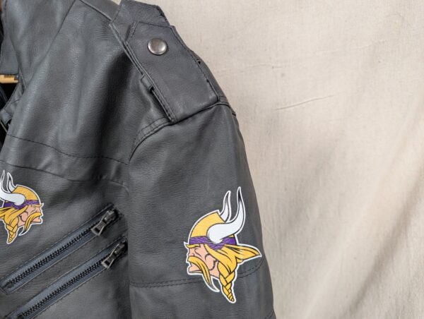 10-1053.jpg Minnesota Vikings NFL Faux Leather Moto Jacket Size Large Team Logos Zip Pockets