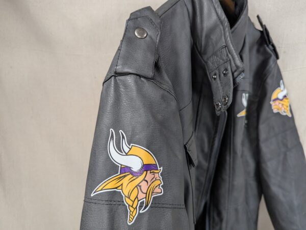 10-1054.jpg Minnesota Vikings NFL Faux Leather Moto Jacket Size Large Team Logos Zip Pockets
