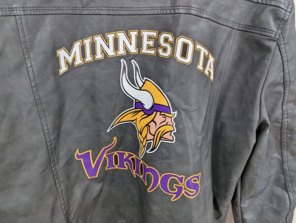 10-1056.jpg Minnesota Vikings NFL Faux Leather Moto Jacket Size Large Team Logos Zip Pockets