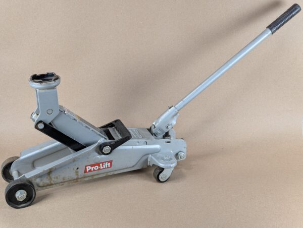 10-2728.jpg Pro-Lift F-2330 2-Ton Hydraulic Floor Jack 4000lb Capacity 2003 Silver Red Black