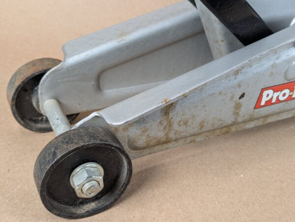 10-2729.jpg Pro-Lift F-2330 2-Ton Hydraulic Floor Jack 4000lb Capacity 2003 Silver Red Black