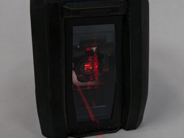 10-3352.jpg Bosch GLL 30 S Self-Leveling Cross-Line Laser Level with MM 2 Mounting Device