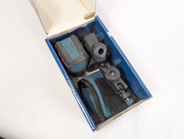 10-3357.jpg Bosch GLL 30 S Self-Leveling Cross-Line Laser Level with MM 2 Mounting Device