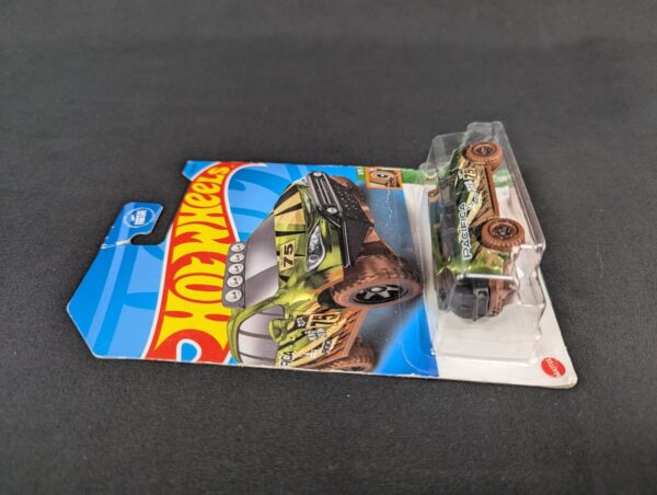 10-3965.jpg Hot Wheels Chrysler Pacifica Mud Studs 88/250 Off-Roading Mud Surfers New in ...