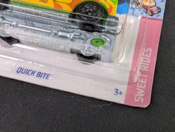 Hot Wheels Quick Bite Sweet Rides Hot Chicken Food Truck 3/5 Series New Creased