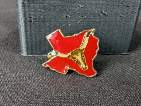 Texas State Shaped Enamel Lapel Pin Gold Tone Longhorn Steer Red Background