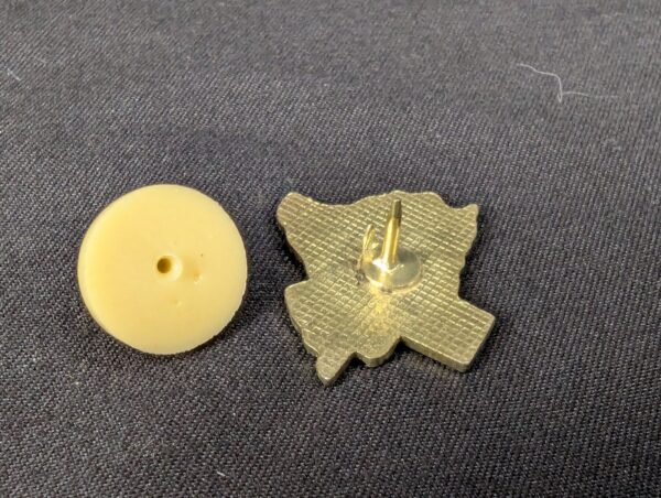 Texas State Shaped Enamel Lapel Pin Gold Tone Longhorn Steer Red Background
