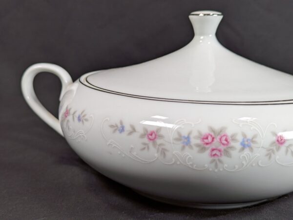 Coventry Fine China Covered Vegetable Serving Bowl Floral Lace Pattern 655 Japan