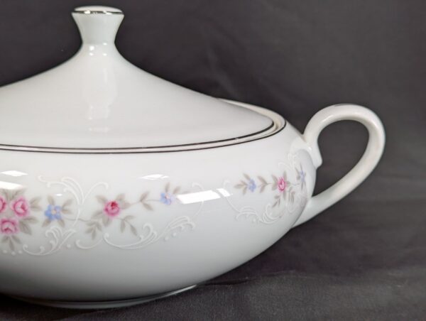 Coventry Fine China Covered Vegetable Serving Bowl Floral Lace Pattern 655 Japan