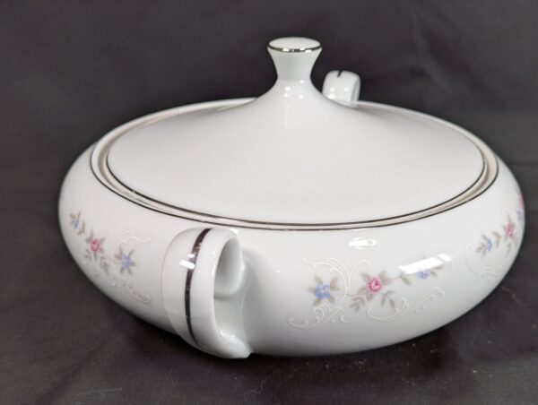 Coventry Fine China Covered Vegetable Serving Bowl Floral Lace Pattern 655 Japan