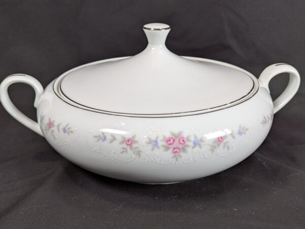 Coventry Fine China Covered Vegetable Serving Bowl Floral Lace Pattern 655 Japan