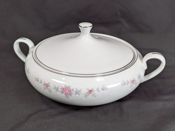 Coventry Fine China Covered Vegetable Serving Bowl Floral Lace Pattern 655 Japan