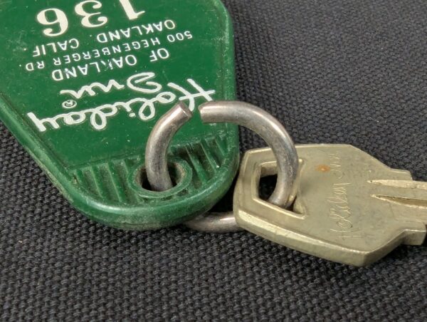 Vintage Holiday Inn Oakland Key Fob W.W. Wilcox Mfg Co Chicago Green White Si...