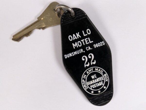 10-4953.jpg Vintage Oak Lo Motel Dunsmuir CA Room Key and Plastic Keychain Fob Number 22