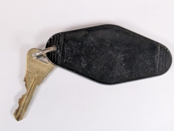 10-4954.jpg Vintage Oak Lo Motel Dunsmuir CA Room Key and Plastic Keychain Fob Number 22