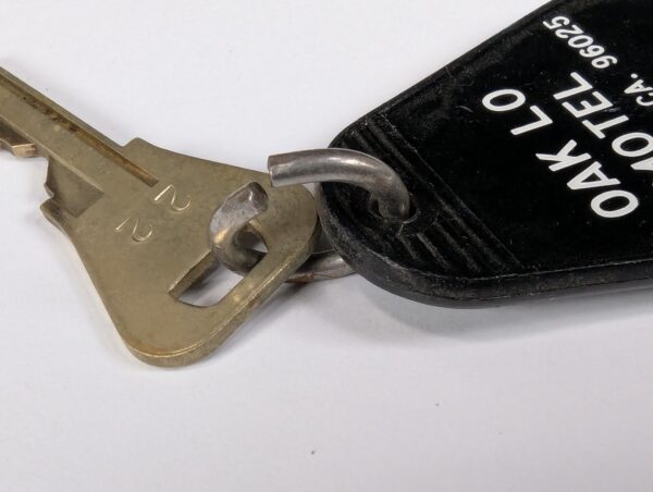 10-4956.jpg Vintage Oak Lo Motel Dunsmuir CA Room Key and Plastic Keychain Fob Number 22