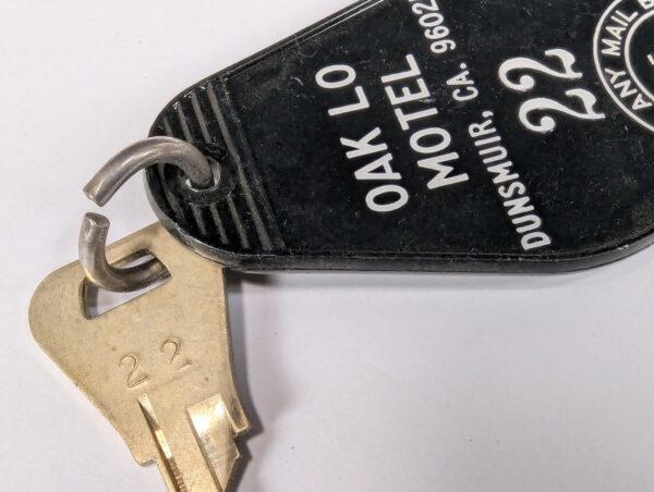 10-4957.jpg Vintage Oak Lo Motel Dunsmuir CA Room Key and Plastic Keychain Fob Number 22