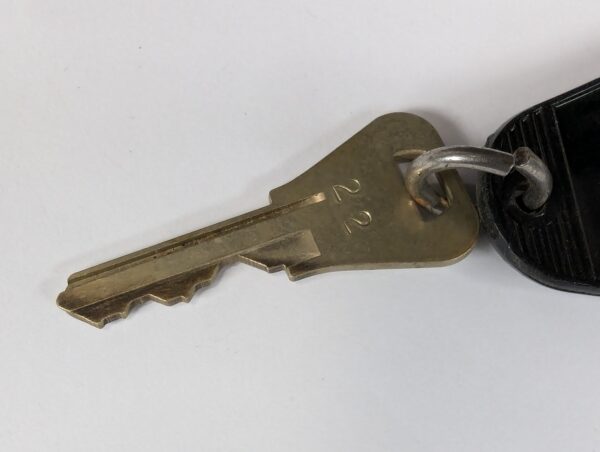 10-4958.jpg Vintage Oak Lo Motel Dunsmuir CA Room Key and Plastic Keychain Fob Number 22