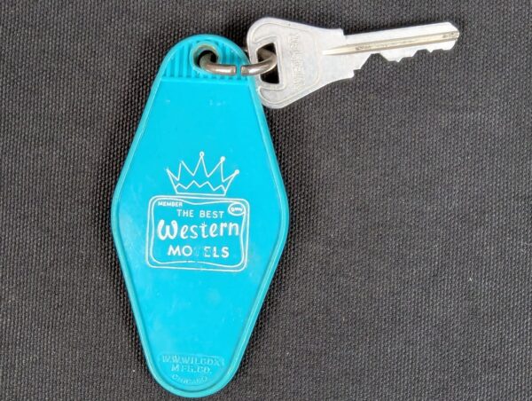 10-4960.jpg Vintage Royal Court Inn Motel Key and Plastic Fob Best Western Des Plaines Il...
