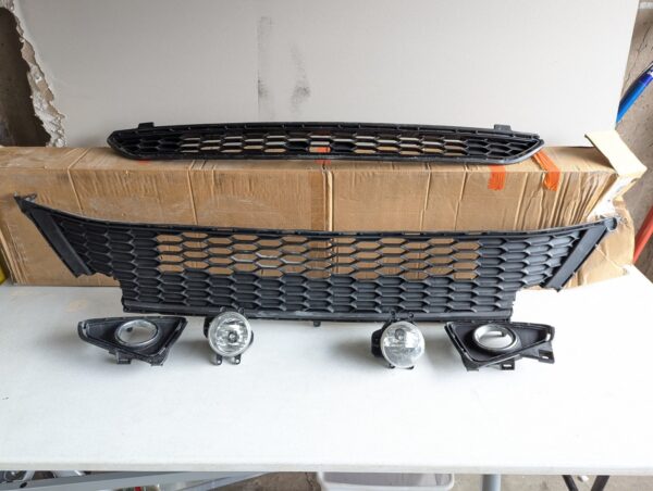 Toyota RAV4 Front Grille & Fog Light Kit 2016-2018 Replacement New Open Box